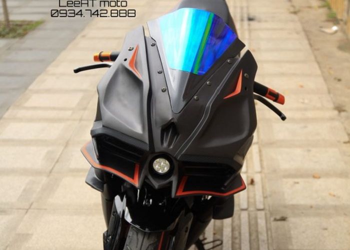 Bagian wajah begitu  mirip dengan lampu bulat yang diapit dengan winglet dan air scoop