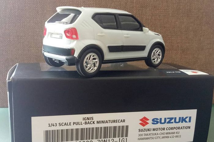 Miniatur mobil Suzuki Ignis berskala 1:43 dan merupakan jenis pull-back 