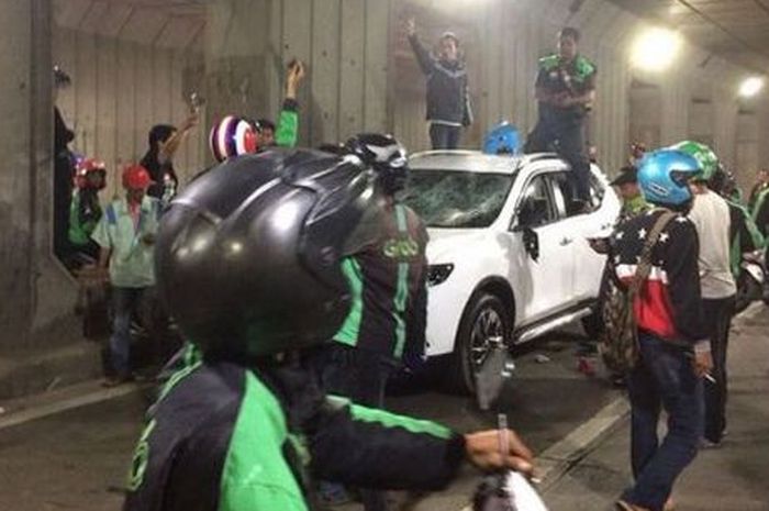 Puluhan driver ojol hancurkan Nissan X-Trail di underpass Senen, Jakpus