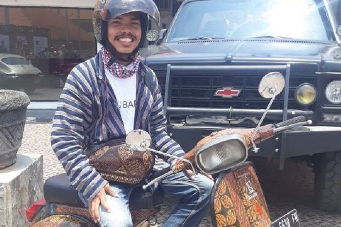 Pengendara Vespa Batik