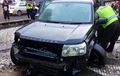 Tabrak Trotoar, Land Rover Nyemplung ke Kolam Bundaran HI. Begini Kata Polisi