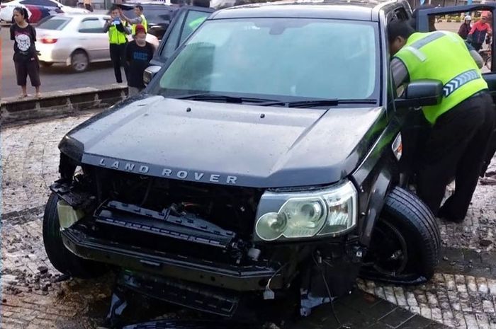 Sebuah mobil Land Rover alami kecelakaan di Beundaran HI