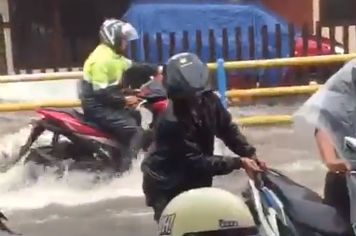 Perjuangan Honda Vario dan Yamaha Aerox melibas derasnya banjir di Bandung, Jawa Barat
