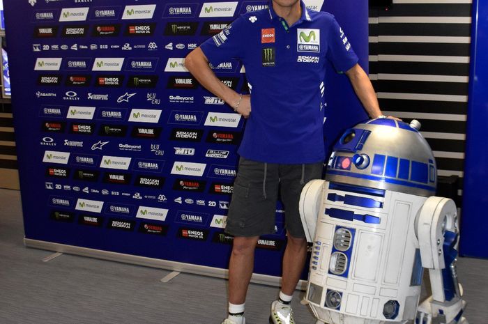 Valentino Rossi berfoto bareng dengan R2D2 salah satu tokoh utama di film terbaru Star Wars: The Last Jedi yang mulai tayang Desember mendatang
