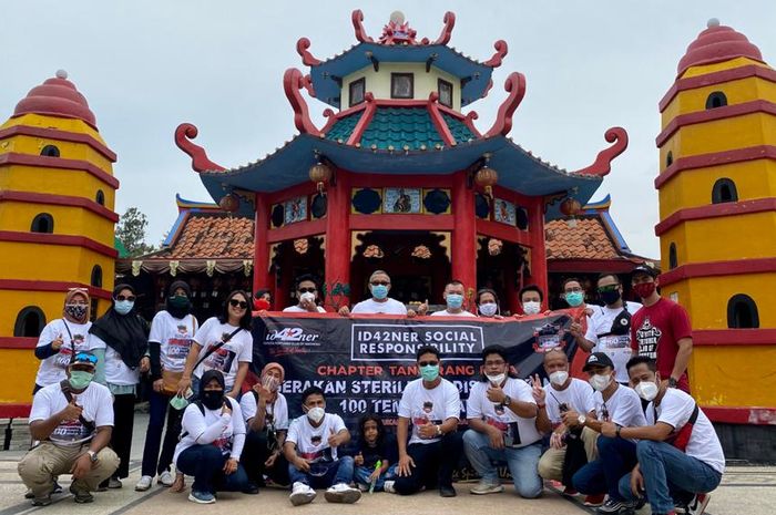 Komunitas ID42NER melakukan sterilisasi tempat ibadah dengan penyemprotan cairan disinfektan.