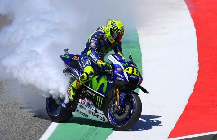 Ciri masalah komponen mesin bermasalah pasti keluar asap seperti dialami Valentino Rossi di MotoGP I