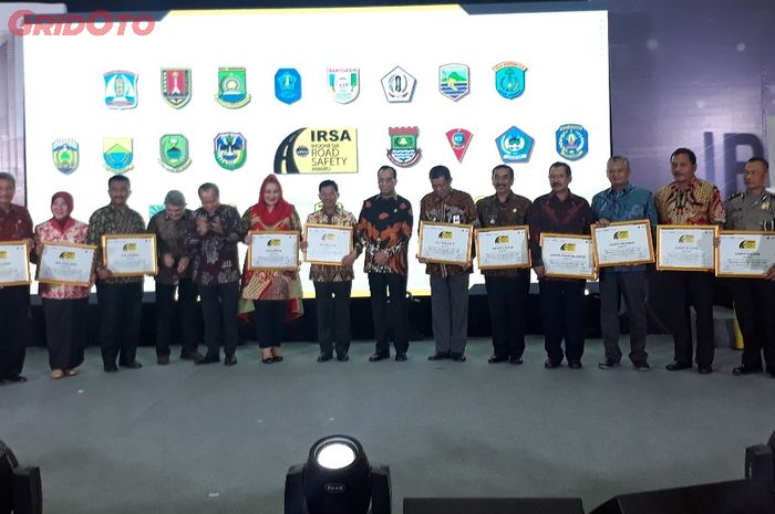 Para perwakilan pemenang Indonesia Road Safety Award 2018