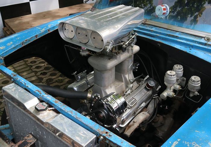 Mesin Chevy Small Block V8 dengan jeroan mesin aftermarket dan berbagai komponen disesuaikan dengan tahunnya 