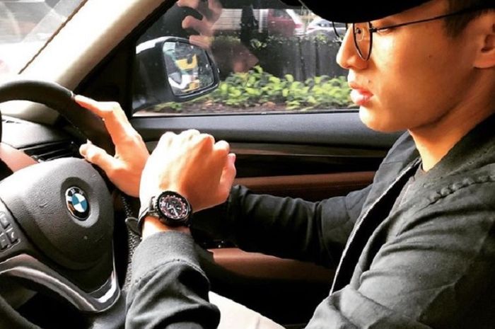 Jonatan Christie berpose ddalam mobil BMW