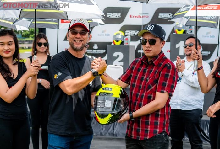 Richard Ryan, Chief Marketing Officer RSV Helmets (kanan) balapan Pertamina Enduro RSV Racing Championship 2024 akan digelar 3-5 seri