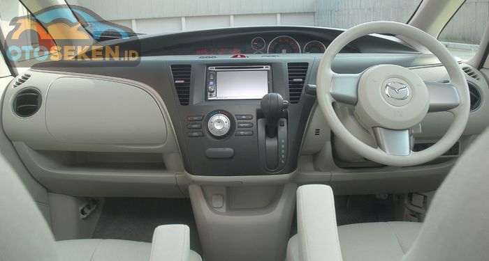 Interior Mazda Biante 2012