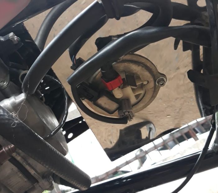 Fuel pump terpasang di bagian bawah tangki aftermarket