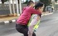Salut! Anggota Polisi Sigap Gendong Pemotor yang Terluka Kecelakaan
