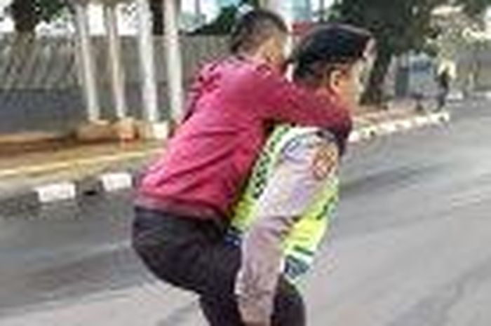 Anggota polisi gendong korban kecelakaan tunggal di Jalan Sisingamaharaja, Jaksel