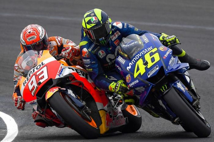 Marc Marquez saat kontak fisik dengan Valentino Rossi di GP Argentin 2018.