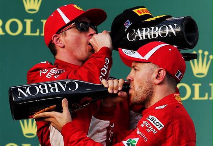 Kimi Raikkonen dan Sebastian Vettel di podium GP F1 Australia 2018. Keduanya akan bertarung mempereb