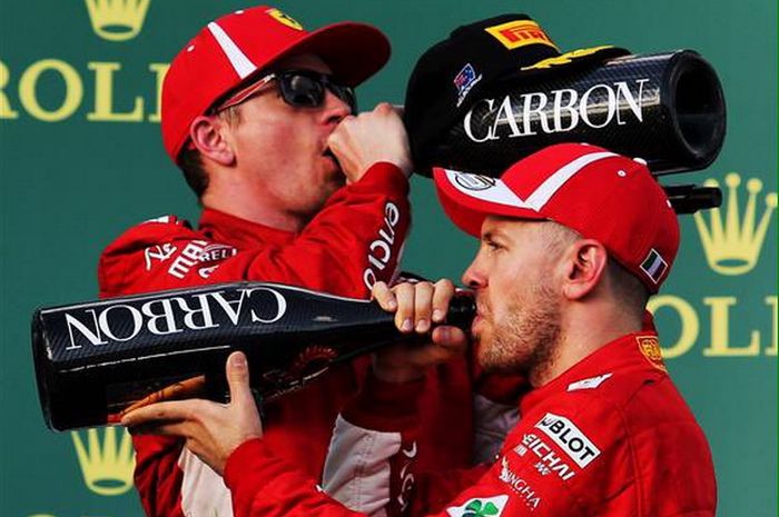 Kimi Raikkonen dan Sebastian Vettel di podium GP F1 Australia 2018. Keduanya akan bertarung memperebutkan gelar juara musim 2018