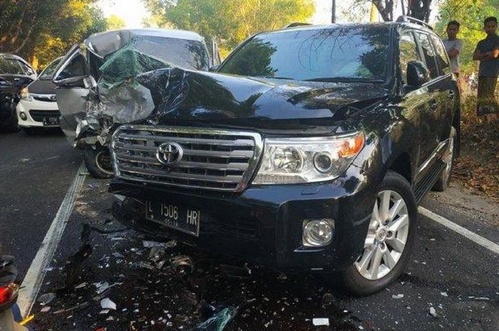 Kondisi Toyota Land Cruiser usai alami tabrakan adu muka dengan Daihatsu Gran Max