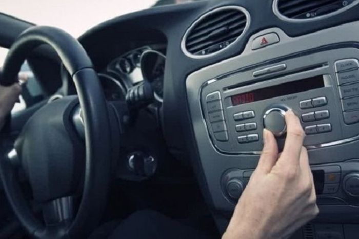 Mendengarkan musik di mobil bisa membangkitkan mood