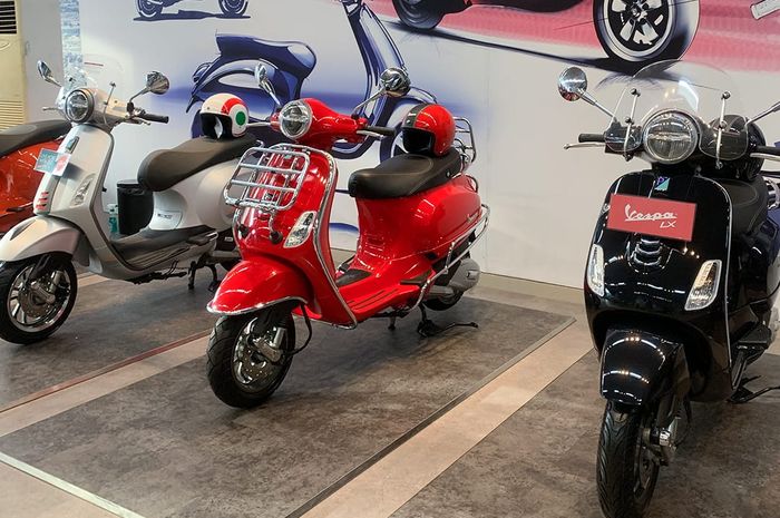 Deretan skutik Vespa yang ditampilkan di dealer Piaggio Indonesia.