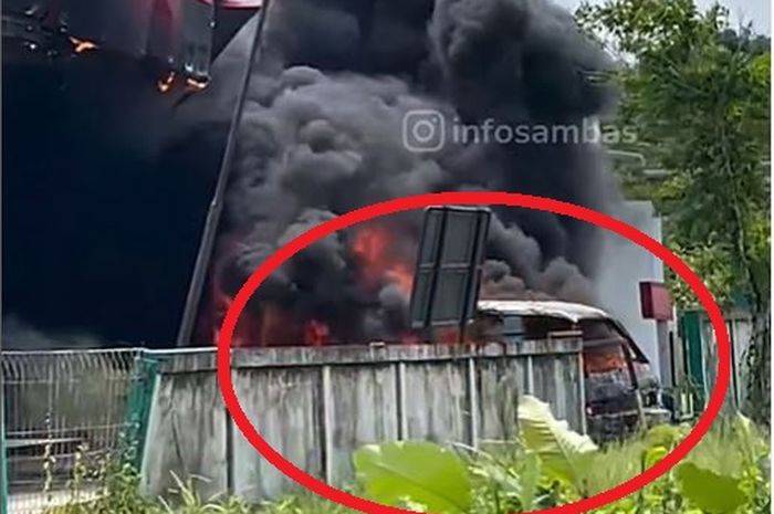 Dalam lingkaran merah Suzuki Carry terbakar di SPBU desa Galing, Sambas Kalimantan Barat