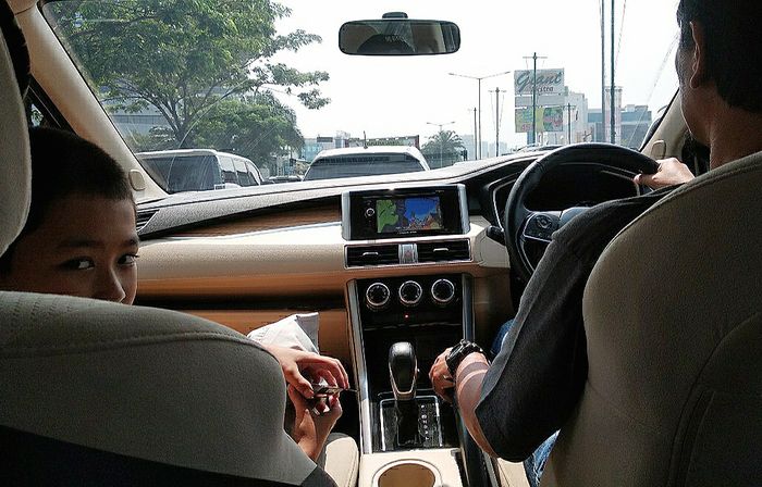 Head unit dengan DVD Player di Xpander Ultimate kasih kenyamanan anak saat jalan jauh