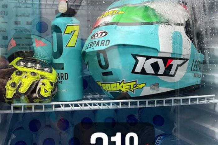 Pembalap Moto3, Dennis Foggia memasukkan helm dan sarung tangan miliknya karena cuaca panas MotoGP Indonesia 2022