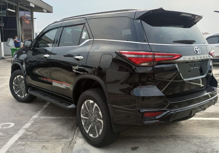 Tampak samping dan belakang Toyota Fortuner facelift varian TRD Sportivo.