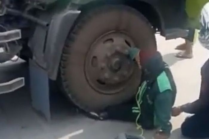 Driver ojek online kakinya terlindas ban truk, diduga senggolan dengan truk kontainer