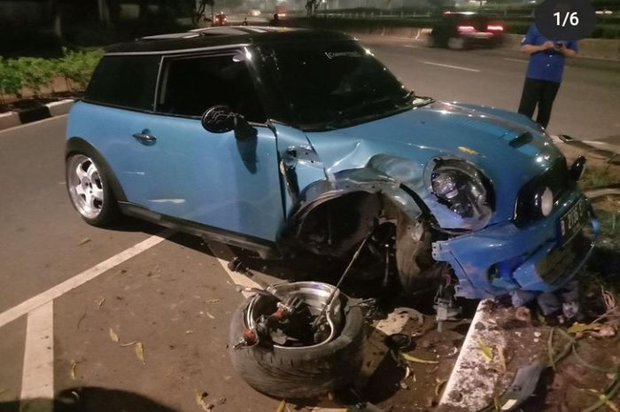 Mobil Mini Cooper alami kecelakaan