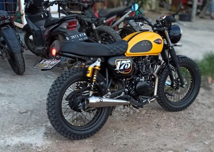 Hasil modifikasi Kawasaki W175 gaya Daily Tracker dari D Garage Custom