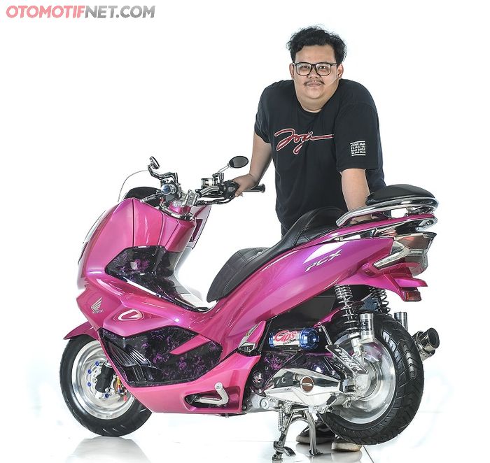 Motif pada dek tengah dibuat dengan teknik marble effect