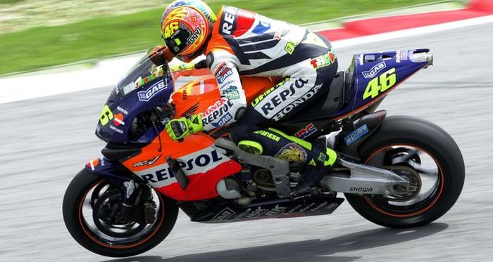 Valentino Rossi di atas RC211V Repsol Honda