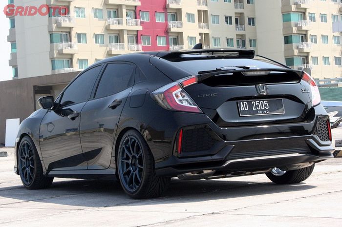 Komponen body kit, seperti spoiler belakang yang siap pasang