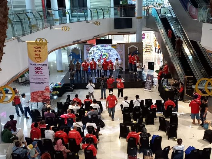 Komunitas AvanzaXenia Indonesia Club (AXIC) melaksanakan ulang tahun ke-19 di Lagoon Avenue Mall Bekasi