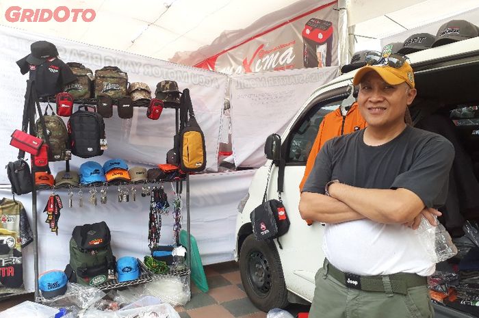 Ponny Anggara berfoto di lapak miliknya di Otobursa Tumplek Blek  2018