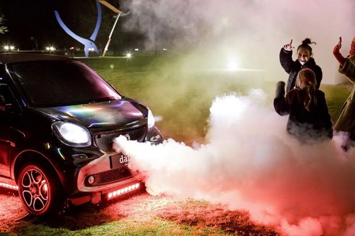 Smart ForTwo EQ yang diubah menjadi mobil disko