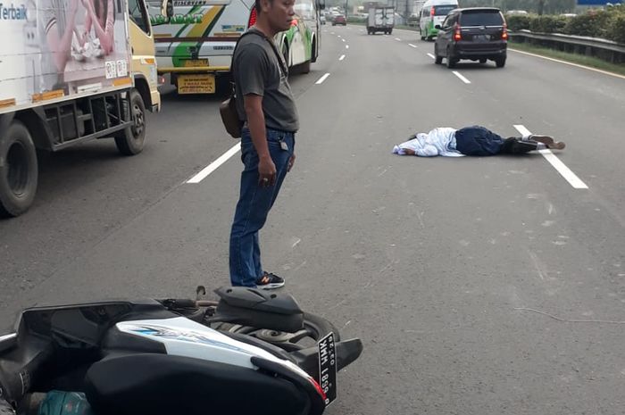 Pengendara motor yang tertabrak di Tol Jakarta Cikampek