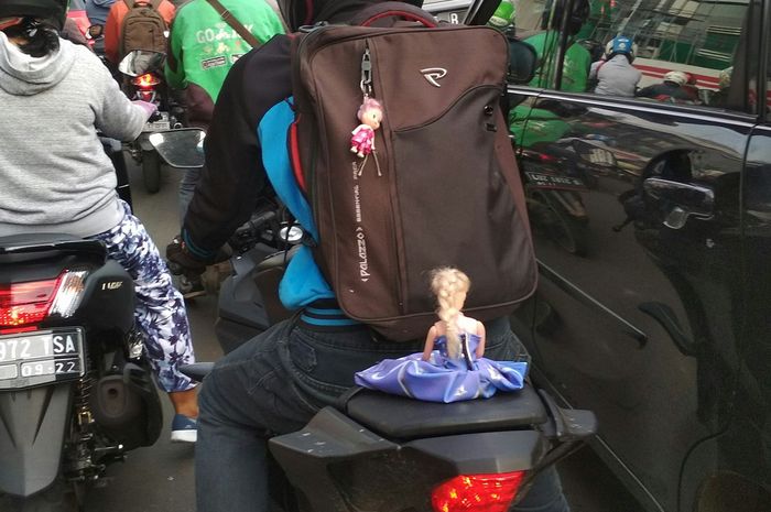 Cowok  naik motor sport bonceng boneka Barbie