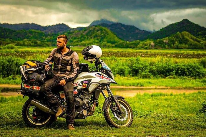 Luke Phillips seorang pengendara motor asal Inggris yang berkeliling dunia dan sudah sampai Indonesia