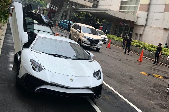 Lamborghini yang disewakan Sembodo Rent Car