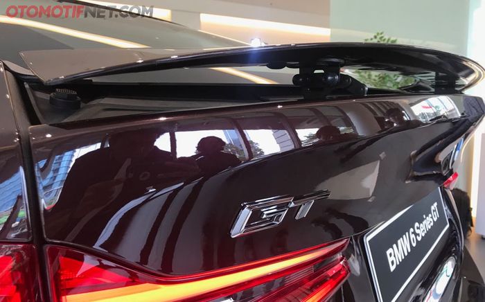 Active Rear Spoiler yang ada di BMW 630i Gran Turismo