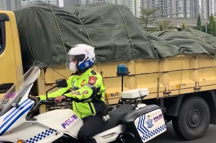 Viral anggota Polisi Patwal yang sedang mengawal mobil Toyota diteriaki oleh seorang pengendara mobil lain.