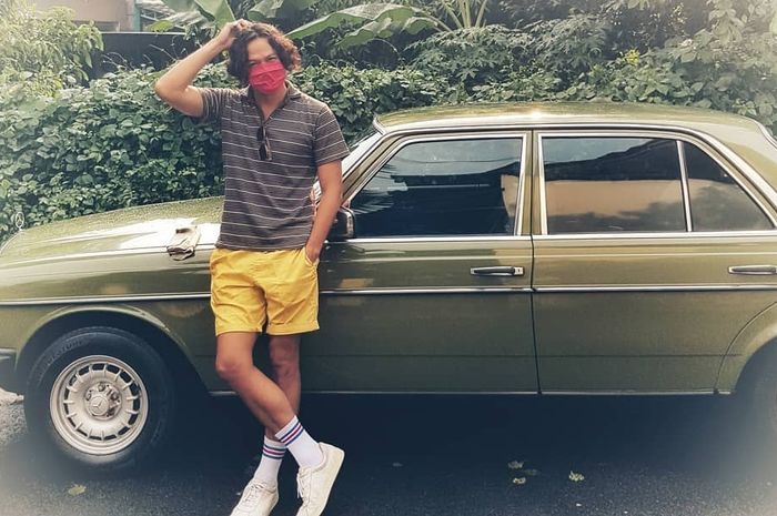 Dwi Sasono berpose di depan Mercedes-Benz klasik yang diunggahnya 11 Mei lalu.