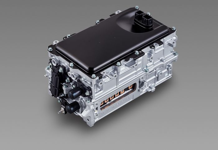 Sistem hybrid bermesin M20A-FXS memiliki power control unit (PCU) yang lebih ringan dan ringkas.