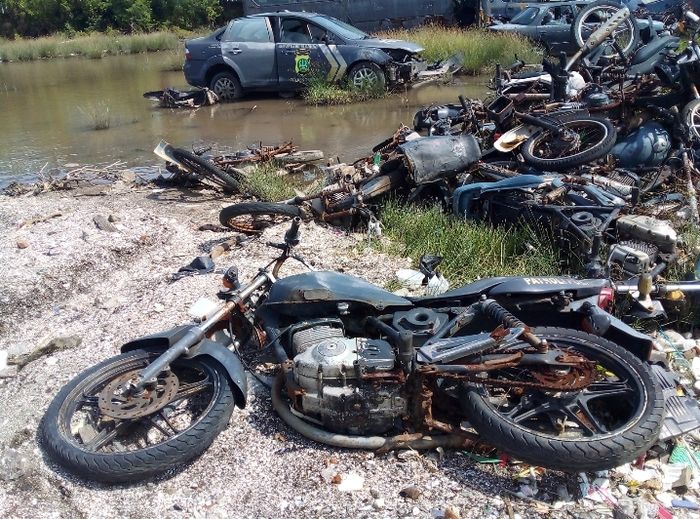 Kendaraan dinas kepolisian yang mangkrak di Teluk Marunda, Jakarta Utara