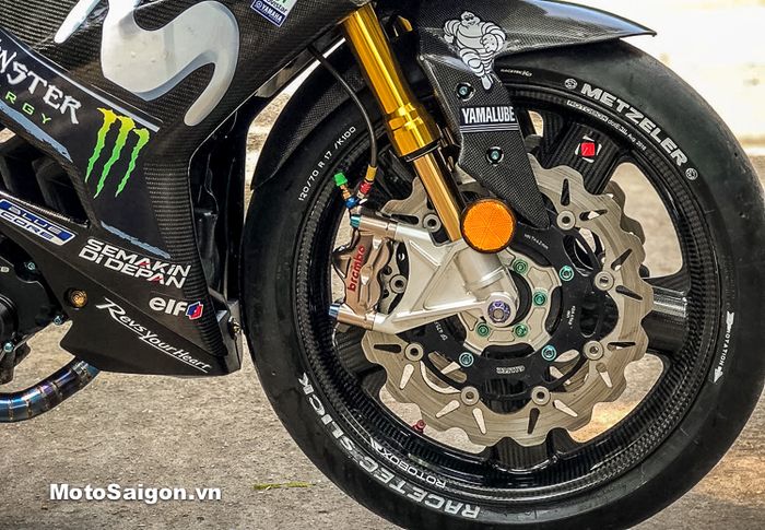 Set pengereman Brembo, double disc brake, sok upside down, ban slick