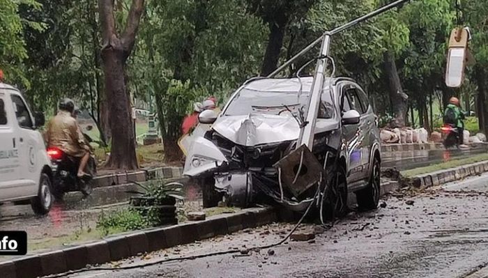 Toyota Rush alami kecelakaan di Jalan raya
