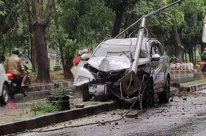 Toyota Rush alami kecelakaan di Jalan BKT Jakarta Timur