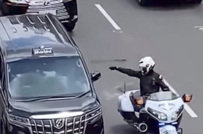 Patwal mobil dinas RI 36 arogan tunjuk-tunjuk sopir taksi Silver Bird di jalan